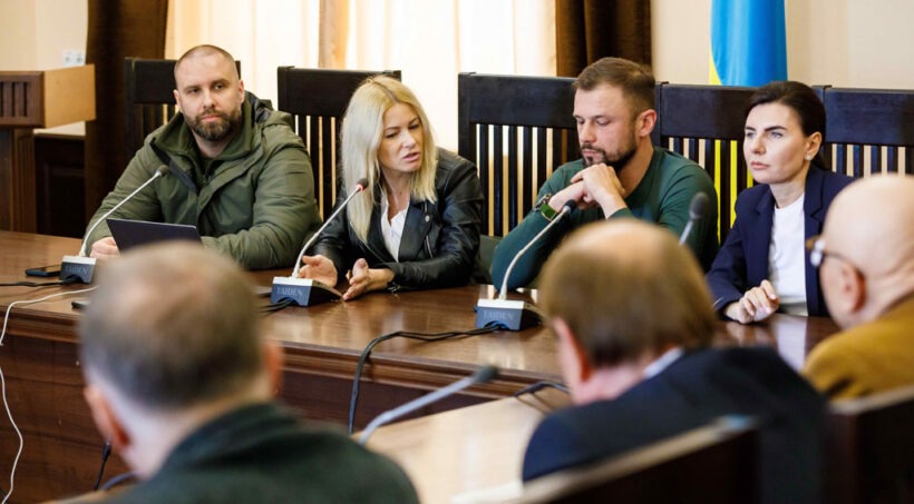 Oleg Synegubov, Chairman of HOVA, discusses the future of higher education in the region with rectors of Kharkiv universities and people’s deputies in April 2022.